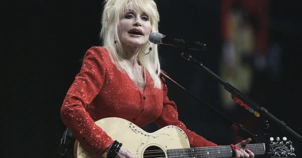 Huyền thoại nhạc đồng quê Dolly Parton qua đời
