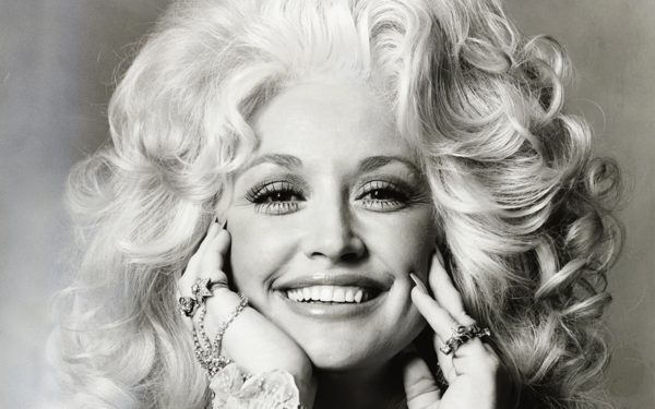 Huyền thoại nhạc đồng quê Dolly Parton qua đời, ông Trump ra lệnh cả nước treo cờ rủ