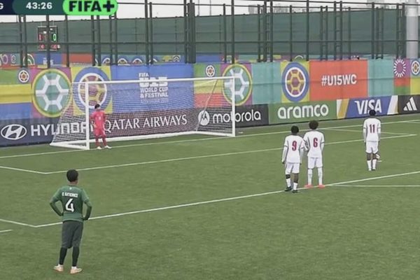 Hy hữu ở giải U15 World Cup: Thủ môn đứng im, từ chối cản phá 11m