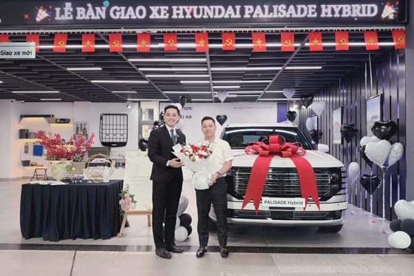 Hyundai bàn giao lô xe Palisade Hybrid đầu tiên tới người dùng Việt