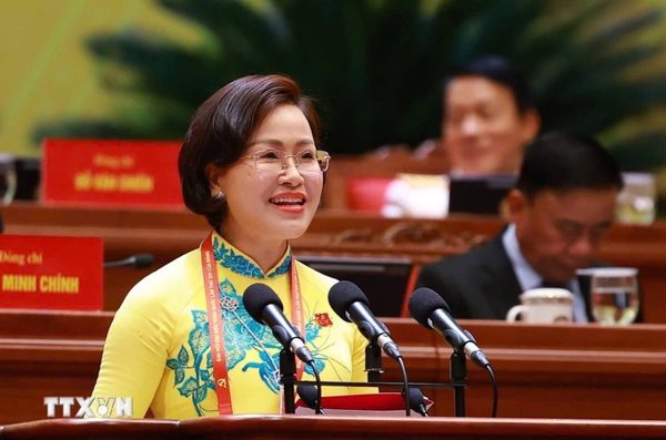 Ði đến cùng với việc của dân
