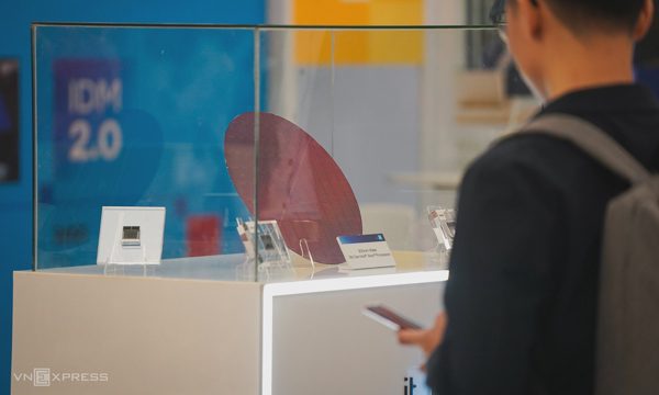 Intel cán mốc một triệu wafer bằng máy quang khắc High-NA EUV