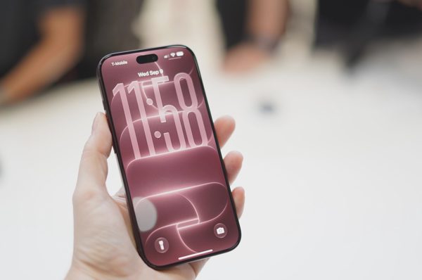 iPhone 18 Pro Max giao đến tay người dùng Việt Nam sáng 18/9