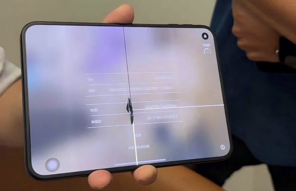 iPhone Duo bị nứt, sọc màn hình bất thường
