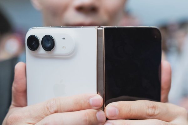 iPhone Duo “cháy hàng” toàn cầu, chợ đen đẩy giá lên 10.000 USD