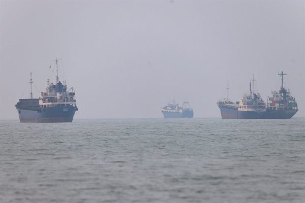 Iran dọa chặn các tuyến đường ‘bất hợp pháp’ qua eo biển Hormuz