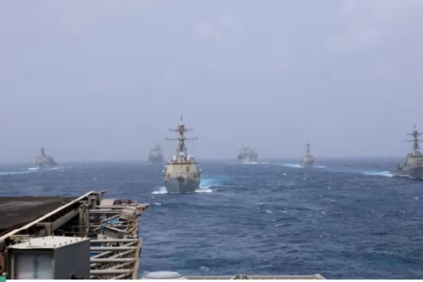 Iran dọa đánh chìm tàu chiến Mỹ tiến gần eo biển Hormuz