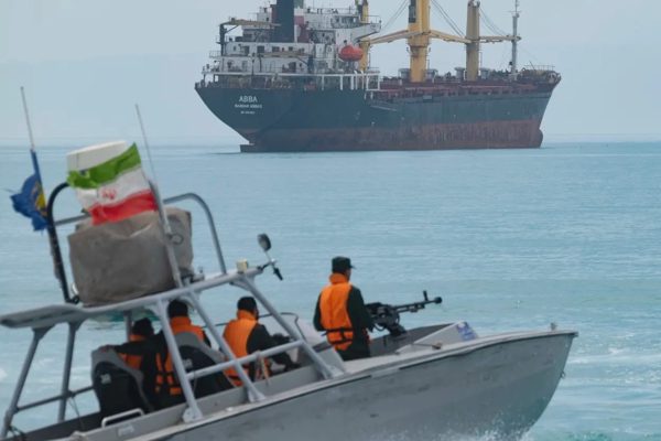 Iran gửi cảnh báo tới Mỹ, dọa lập vùng cấm khắp vùng biển huyết mạch