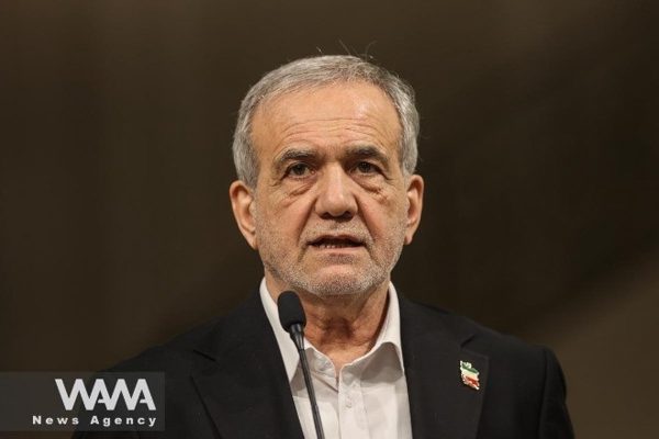 Iran nói đang 'xung đột toàn diện' với Mỹ, cho phép một số tàu dầu đi qua Hormuz