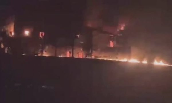 Iran nói siêu tàu dầu trúng thủy lôi, bốc cháy ở Hormuz