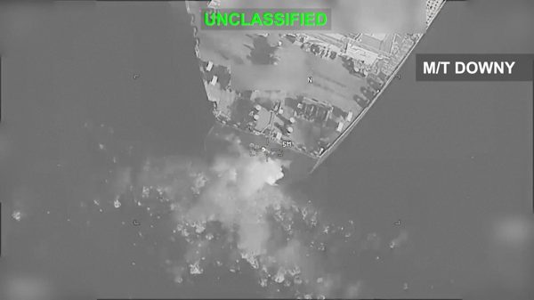 Iran tấn công 2 chiến hạm ở Hormuz, Mỹ phóng tên lửa đáp trả