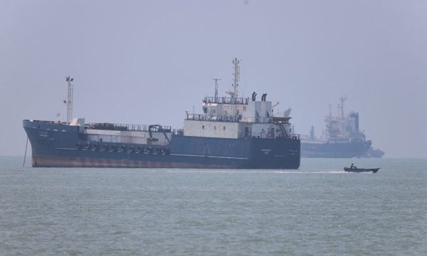 Iran tấn công siêu tàu dầu tại eo biển Hormuz