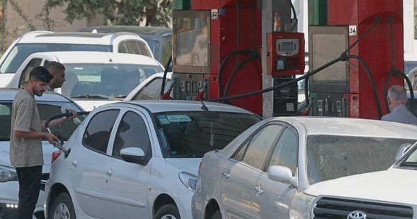 Iran tăng giá xăng với người dùng nhiều, sắp lập vùng cấm gần eo biển Hormuz