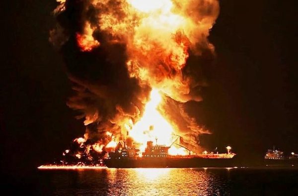 Iran tuyên bố ba tàu chở dầu bốc cháy ở eo biển Hormuz