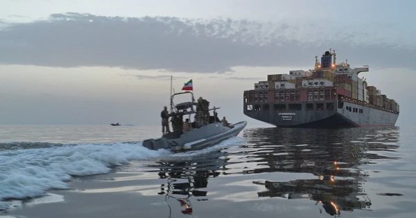 Iran tuyên bố bắt tàu lặn không người lái của Mỹ, Washington phản ứng