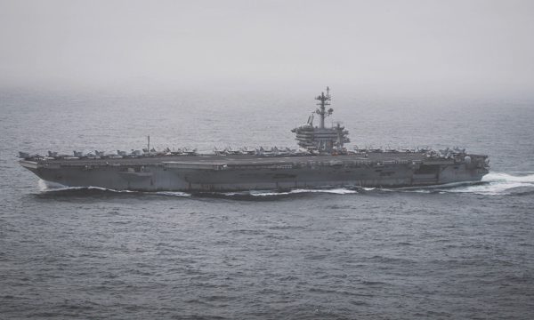 Iran tuyên bố buộc chiến hạm Mỹ lùi xa Hormuz hơn 400 km