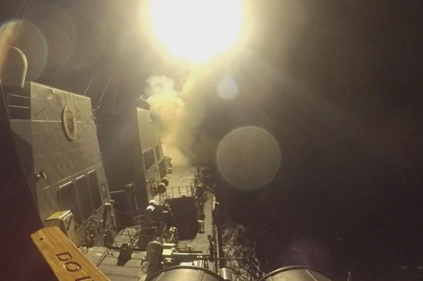 Iran tuyên bố tấn công tàu chiến Mỹ, CENTCOM lên tiếng