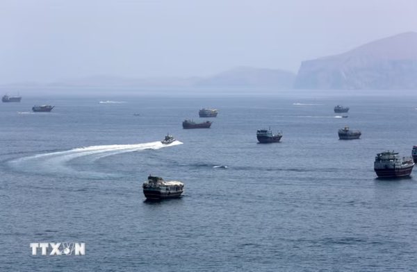 Iran tuyên bố tàu chở dầu phát nổ sau khi va phải thủy lôi tại eo biển Hormuz