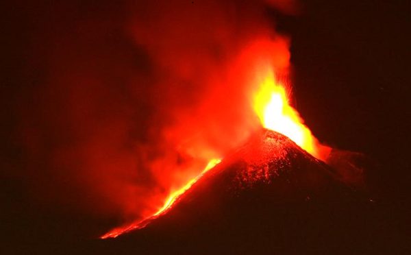 Italia: Đóng cửa sân bay Catania do tro bụi núi lửa Etna