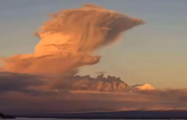 Italy đóng cửa sân bay Catania do tro bụi núi lửa Etna