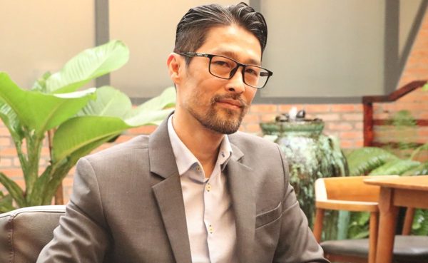 Johnny Trí Nguyễn: 'Ràng buộc trong tình yêu dễ biến ta thành cai ngục của nhau'