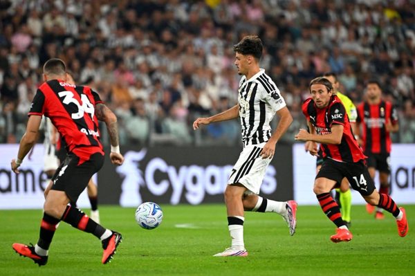 Juventus thoát thua AC Milan phút bù giờ