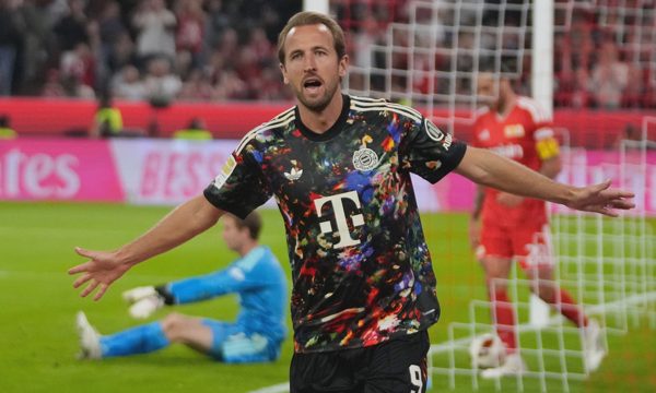 Kane phá kỷ lục tồn tại 49 năm ở Bundesliga