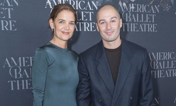 Katie Holmes quấn quýt họa sĩ Mỹ