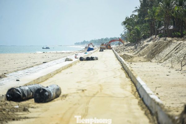 Kè biển hơn 200 tỷ chắn sóng, ngăn cát tràn Hội An
