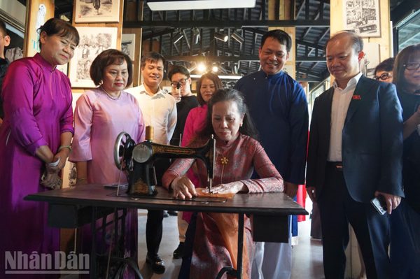 “Kể chuyện” Hà Nội qua vẻ đẹp áo dài