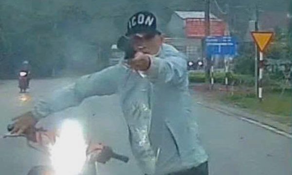 Kẻ côn đồ cầm dao chặn ôtô, cướp tài sản ở giữa đường