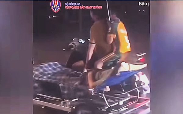 Kéo giường lưu động chở bệnh nhân 'đi bão', người đàn ông bị công an xử phạt