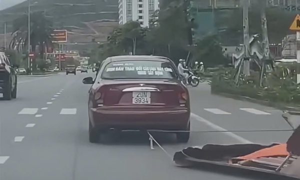 Kéo lê tấm tôn trên đường, tài xế bị xử phạt