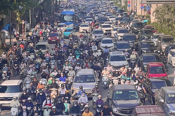 Kẹt cứng nhiều tuyến phố Hà Nội ngày đầu học sinh đến trường sau khai giảng
