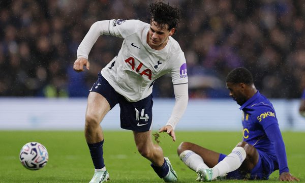 Kết quả Chelsea 0-2 Tottenham: Penders đấm bóng về lưới nhà, Palmer nhận thẻ đỏ
