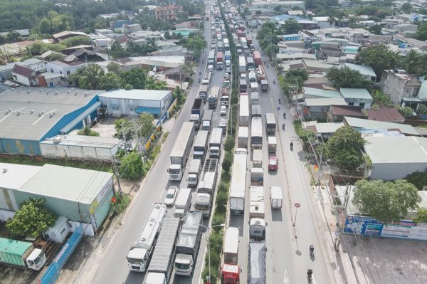 Kẹt xe gần 10km từ sáng đến chiều, cửa ngõ TPHCM và Đồng Nai rối loạn
