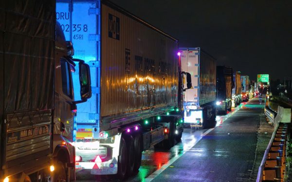 Kẹt xe nghiêm trọng trên cao tốc Hòa Liên - Túy Loan, 3 giờ đi chưa được 4km