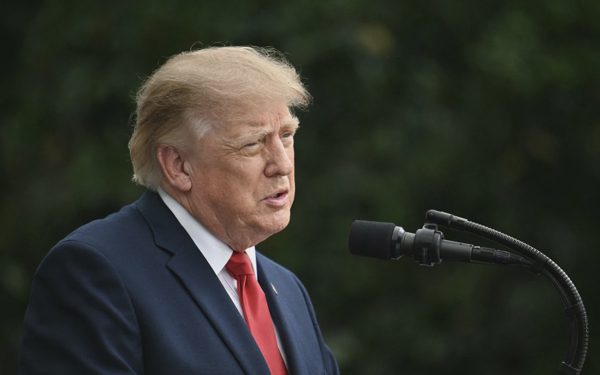 Khả năng ông Trump dùng luật thời chiến để tăng sản xuất xăng dầu