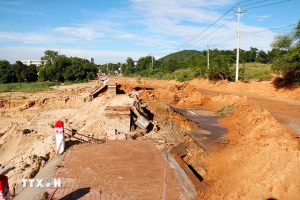 Khắc phục cát tràn, sạt lở các tuyến đường vào Mũi Né sau mưa lớn
