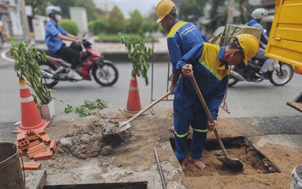 Khắc phục 'hố tử thần' gần trường học, xuất hiện sau mưa lớn ở TP.HCM