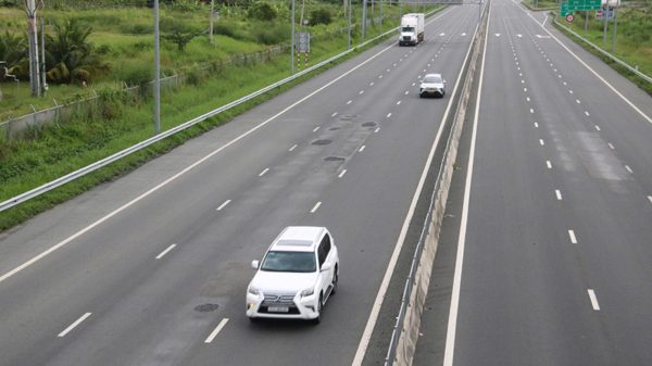 Khắc phục “ổ gà” trên cao tốc Vĩnh Hảo-Phan Thiết