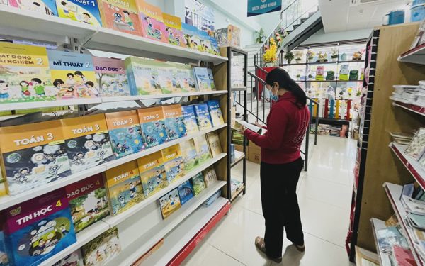 Khắc phục việc thiếu sách giáo khoa: Lãnh đạo Sở Giáo dục Khánh Hòa nói 'phụ huynh đi mượn sách cũ cho con'