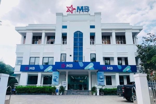 Khách bức xúc bị ngân hàng đột ngột trừ tiền đóng phí 'Bệnh lý nghiêm trọng'