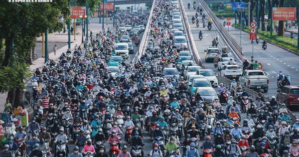 Khách đi xe buýt tăng 49%, vì sao đường phố TP.HCM vẫn kẹt xe?