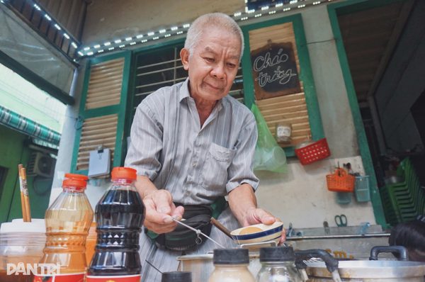 Khách Hàn Quốc nói "không thể tin nổi"  khi ăn cháo giá 2.000 đồng ở TPHCM