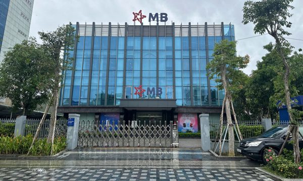 Khách hàng bất ngờ khi tài khoản bị trừ 275.000 đồng phí bảo hiểm ‘bệnh lý nghiêm trọng’
