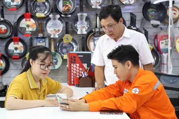 Khách hàng Đồng Nai có thêm hai kênh dịch vụ điện lực