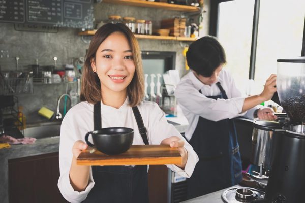 Khách ngồi 5 giờ gọi 1 ly nước, Highlands, The Coffee House... kiếm tiền ra sao?
