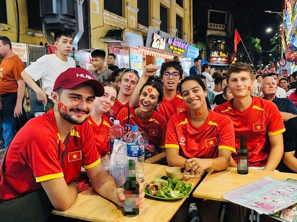 Khách nước ngoài mặc áo cờ đỏ sao vàng cổ vũ bóng đá như người Việt Nam