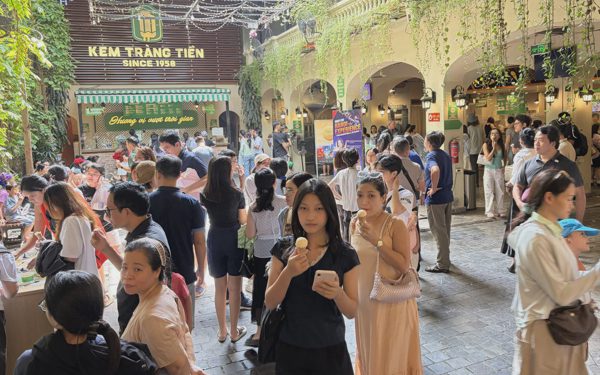 Khách nườm nượp đổ về cửa hàng kem 35 Tràng Tiền trước ngày đóng cửa